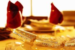 christmas crackers and table setting