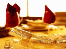 christmas crackers and table setting