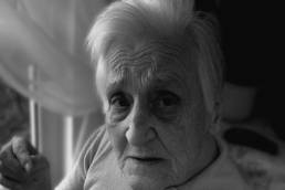 old woman elderly dementia featured