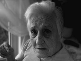 old woman elderly dementia featured