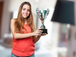 Should the Devil wear Prada? The power of recognition (F)