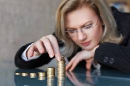 woman counting her pay rises featured
