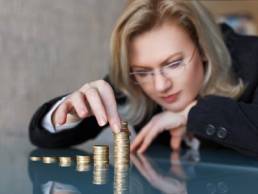 woman counting her pay rises featured