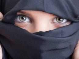 woman-wearing-a-burka-2-featured