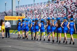 attractive-women-at-f1-race-featured