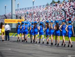 attractive-women-at-f1-race-featured