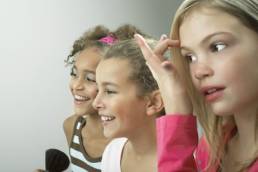 girls-fixing-their-make-up-featured