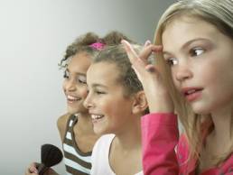 girls-fixing-their-make-up-featured