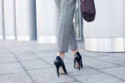 smart-dressed-woman-wearing-shoes-featured
