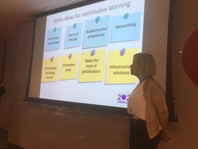 Elisabet Hearn presents to the audience