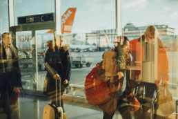 people coming of a flight, business travel featured