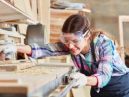 tradeswomen, female carpenter featured