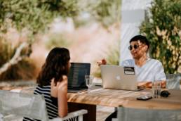 couple working outside, nomadic working, remote working