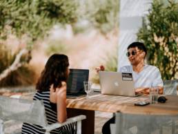 couple working outside, nomadic working, remote working