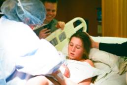 woman in labour with birthing partner, pregnant woman