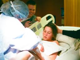 woman in labour with birthing partner, pregnant woman