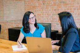 2 women in a meeting