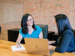 2 women in a meeting